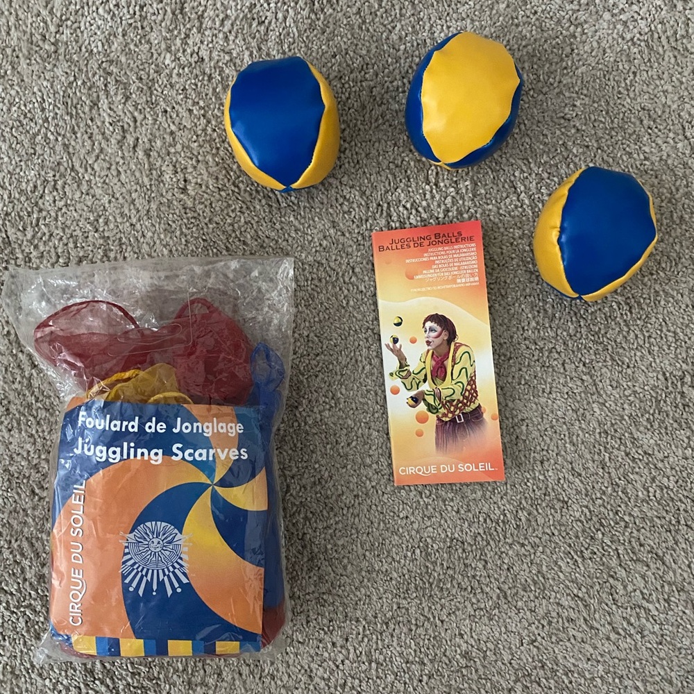 EUC Cirque du Soleil Juggling Set with balls and scarves